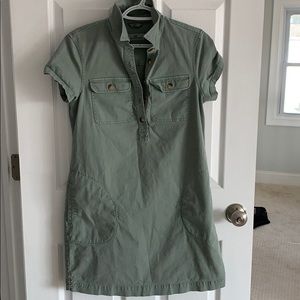 Vineyard vines utility dress with side pockets. S6